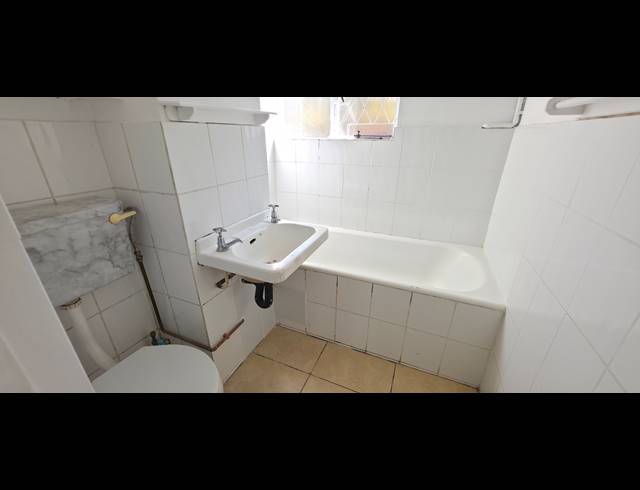 1 BEDROOM APARTMENT TO LET IN ESSENWOOD